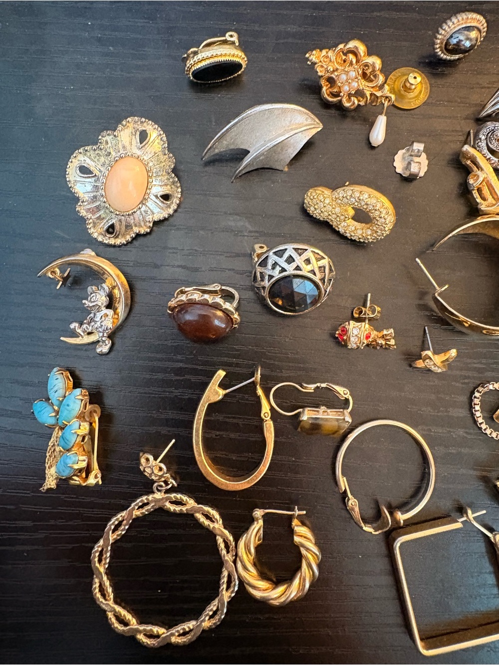Lot 44 Single Earrings All Signed Givenchy, Christian Dior, Avon, Monet & More - Picture 2 of 6